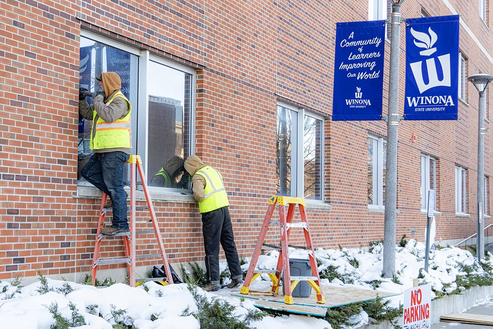 Winona State University – Dinosaur Fossils Move Winona State University – Dinosaur Fossils Move